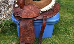 Beautiful older 14.5" Martha Josey barrel saddle in excellent condition for its age. Nicely tooled, Very well looked after, has always been kept indoors. Has solid horn & tree, good fleece, rounded skirt. Light weight, weighs about 25lbs. Very comfortable