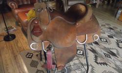 Lightly used work saddle.  Has cut outs under the fenders for close contact.   Full QH bars.  Price is negotiable.