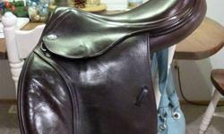 Stunning wool flocked jumping saddle, this is an XWide tree but feels like a narrow.  Very nice saddle on the eyes and to ride in.
 
Fits very wide and can be flocked to fit your horse for the perfect fit :)    Wish I didn't have to sell but my horse