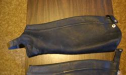 Like new ariat leather half chaps size large.