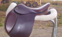 Superbly crafted close contact saddle, made in England. Built on a proven tree that has been modified to provide more clearance around the pommel. The style of the tree helps the rider maintain perfect balance during flat work and over fences. Exselle